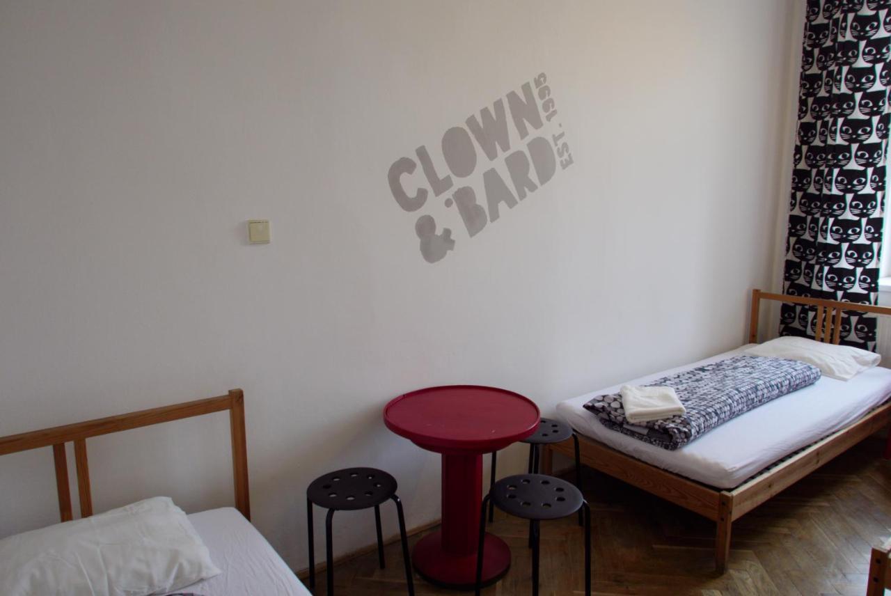 Clown And Bard Albergue