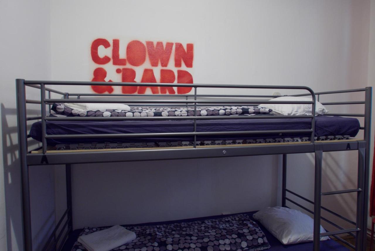 Clown And Bard Albergue
