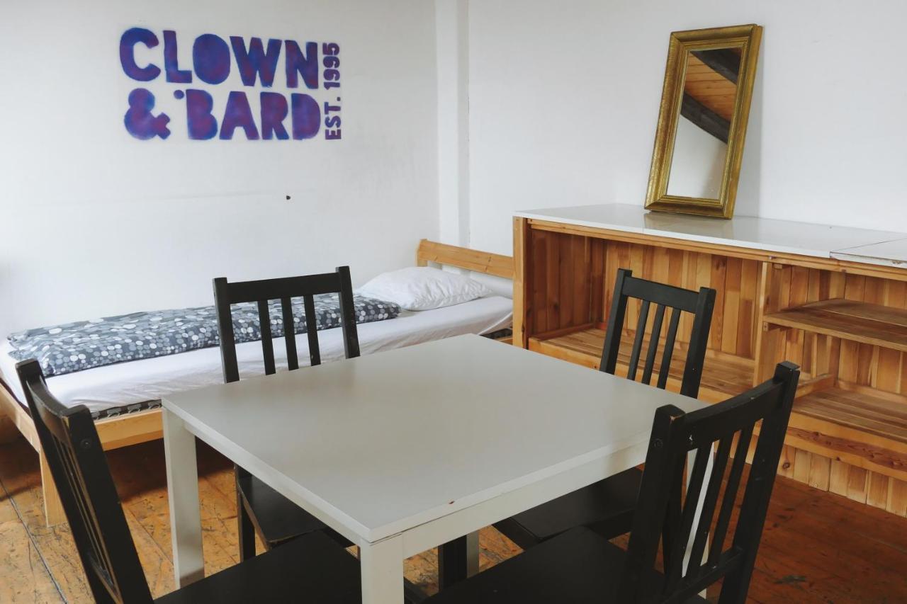 Clown And Bard Albergue *