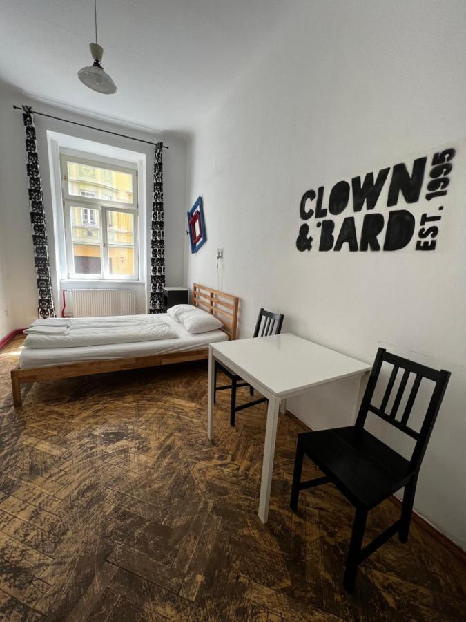Albergue Clown And Bard *
