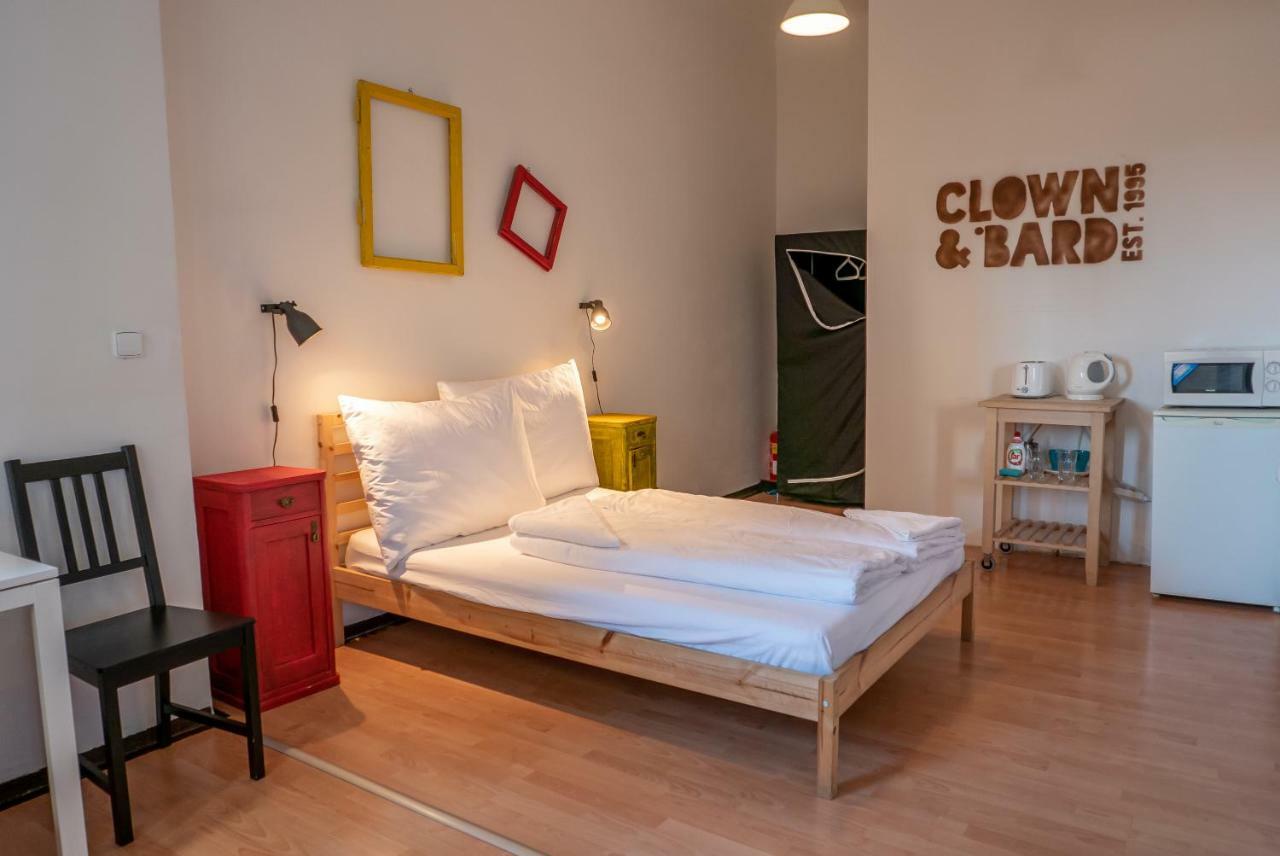 Clown And Bard Albergue Praga